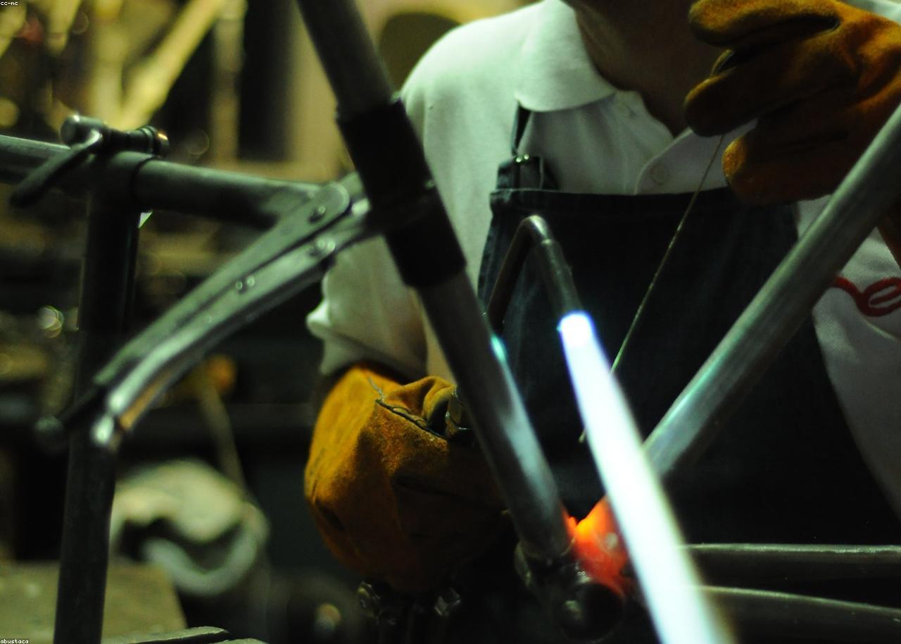 Werkstattdetail bei der Brillenanpassung